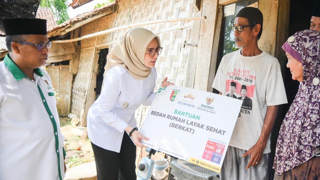 Bupati Nanda Salurkan Program Bedah Rumah Baznas Pesawaran