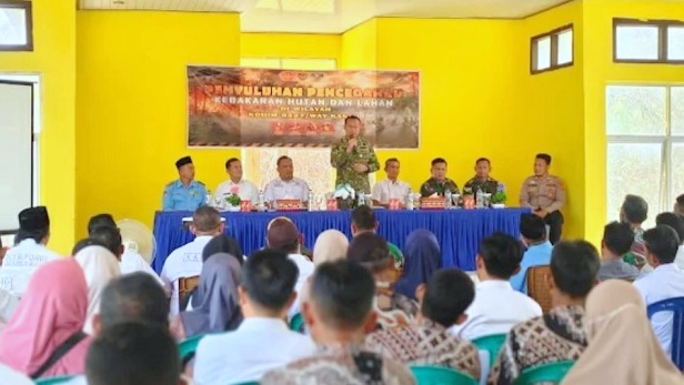 TNI Bekali Warga Waytuba Strategi Cegah Karhutla