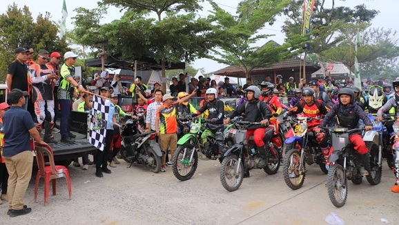 Ribuan Rider Adu Ketangguhan di Jalur Ekstrem Lampung Barat