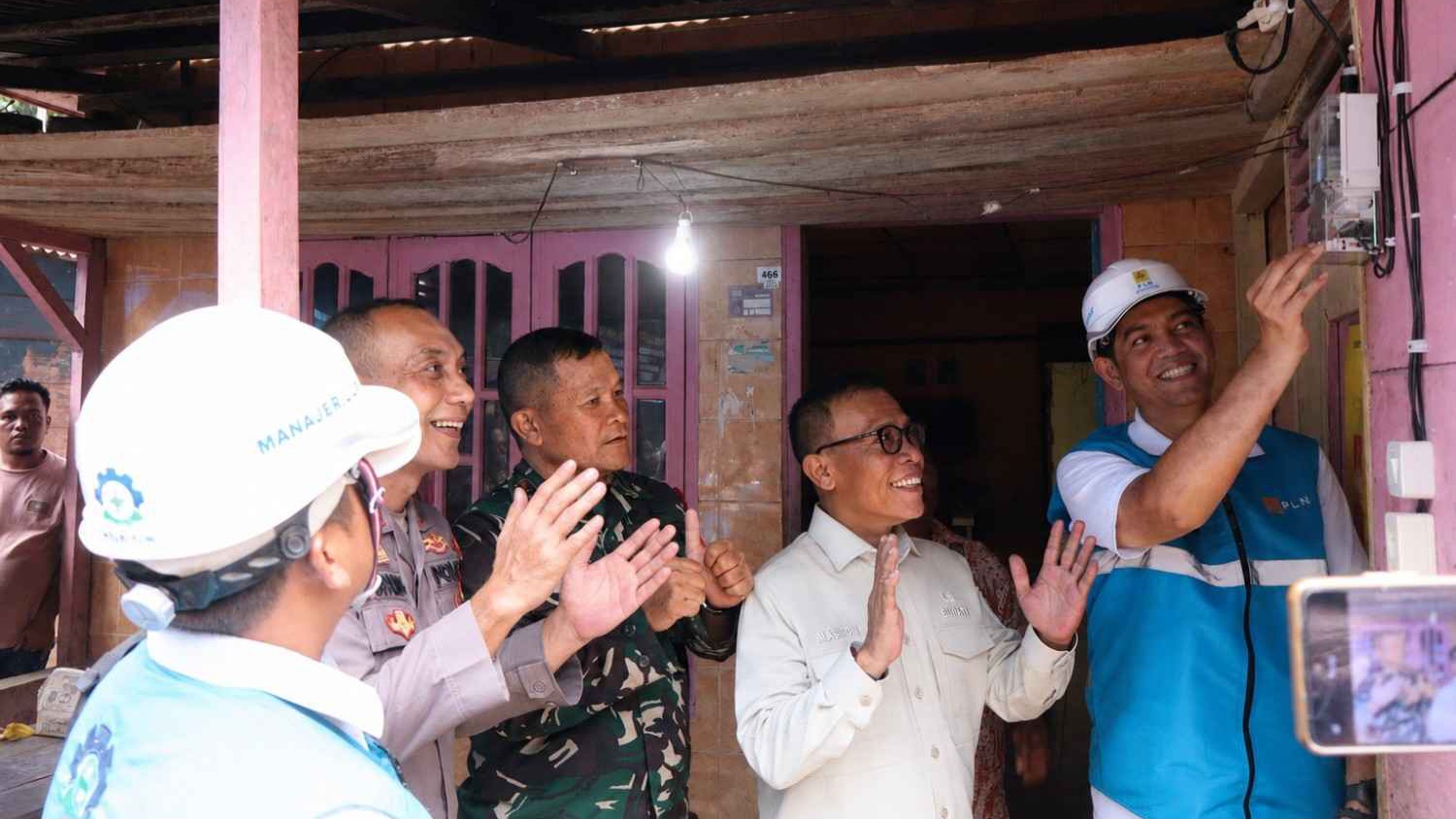 Puluhan Tahun Hidup dalam Gelap, Warga Dusun Terpencil di Tapteng Akhirnya Nikmati Listrik PLN