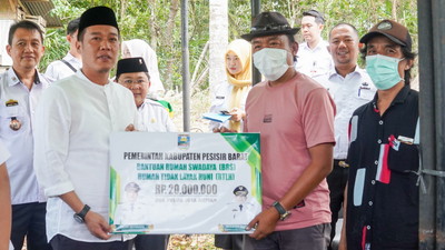 Ratusan Warga Pesisir Barat Terima Bantuan Bedah Rumah