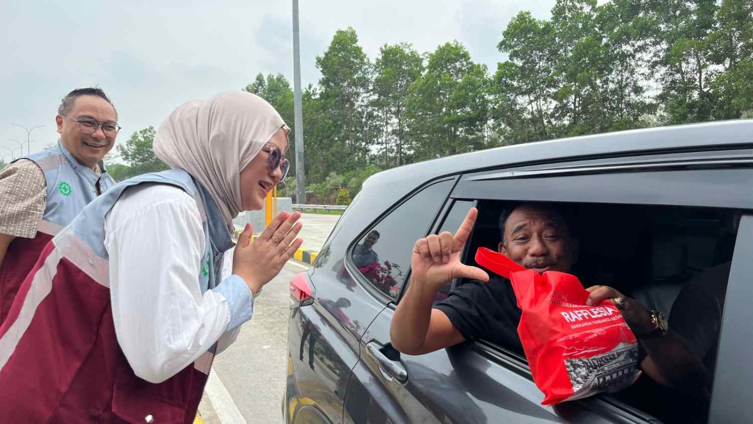 Hari Pelanggan Nasional 2026, Pengguna Tol Bakter Dapat Bingkisan di Gerbang Tol Itera
