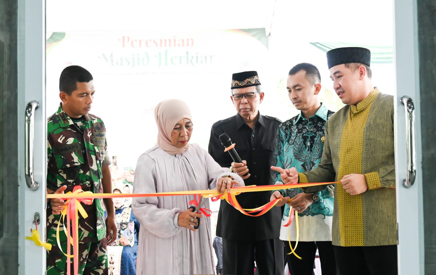Bupati Dendi Resmikan Masjid Kompi Senapan A Gedongtataan