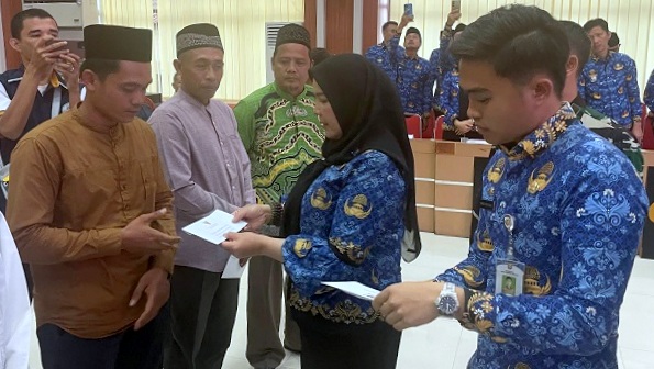 Walikota Bandarlampung Serahkan Insentif Pengurus Musala