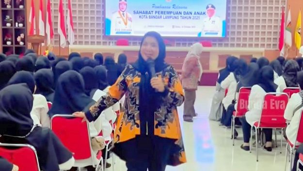 Serius Cegah KDRT, Walikota Bandarlampung Serahkan Insentif Relawan SAPA