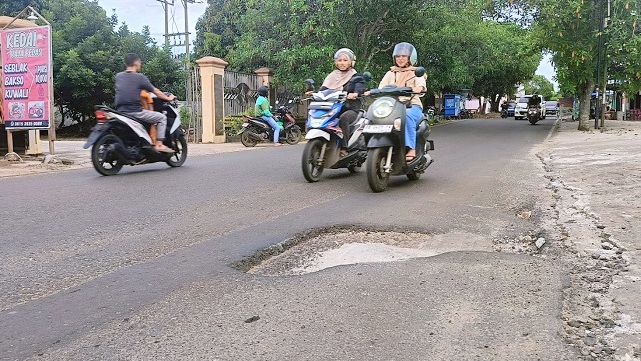 Ruas Jalan Utama di Metro Memprihatinkan, Kinerja Pemkot Dipertanyakan