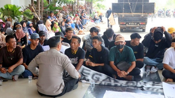 Warga Bandungbaru Barat Tuntut Pilkakon Ditunda
