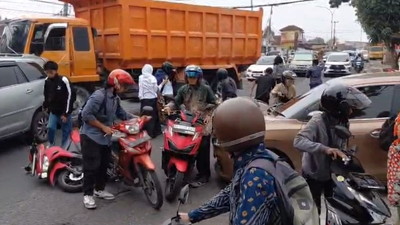 Brak! Dump Truk Hantam Sejumlah Kendaraan di Perempatan Baitul Jannah