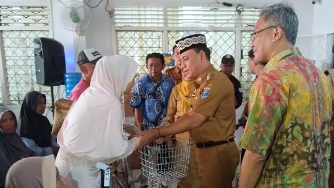 Dinsos Metro Salurkan Bantuan Atensi untuk Lansia