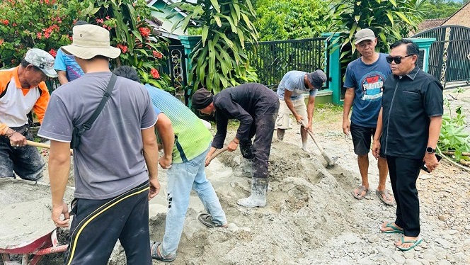 Warga Cor Jalan Rusak, Ketua Komisi IV Turun Beri Dukungan