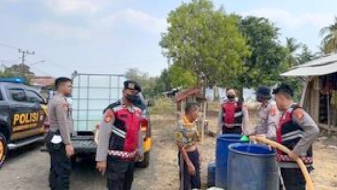 Krisis Air Bersih di Blambanganumpu, Polres Waykanan Turun Tangan
