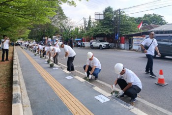 Jelang HUT RI, BPJN Cat Ulang Kerb Jalan Dengan Melibatkan Masyarakat